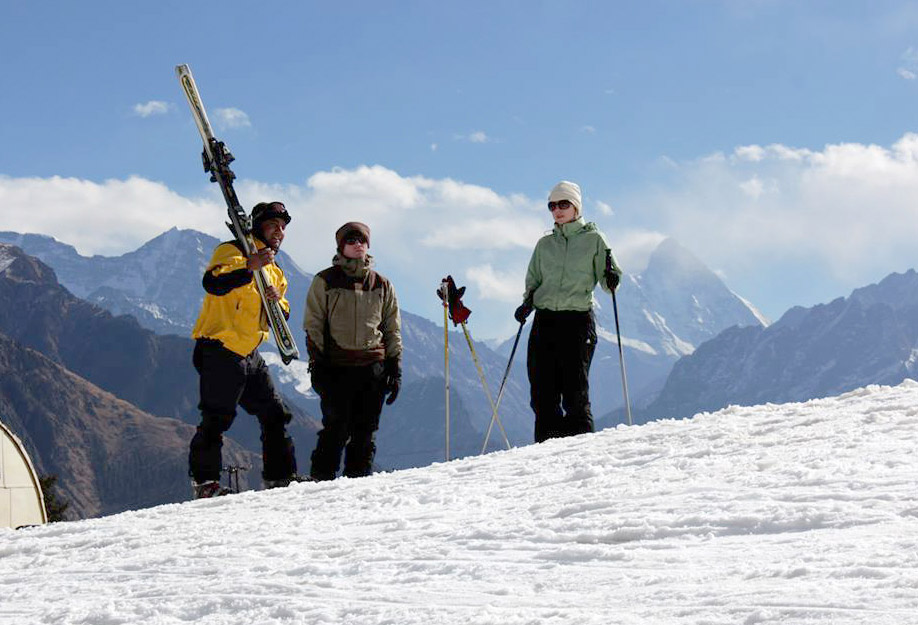 Skiing & Snowboarding Equipments on Rent in Auli