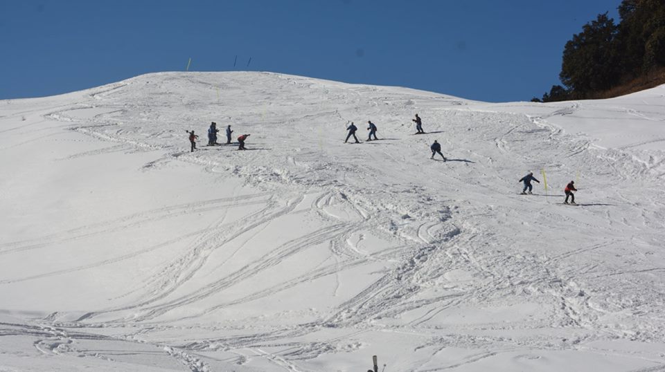 Skiing in Dayara Bugyal