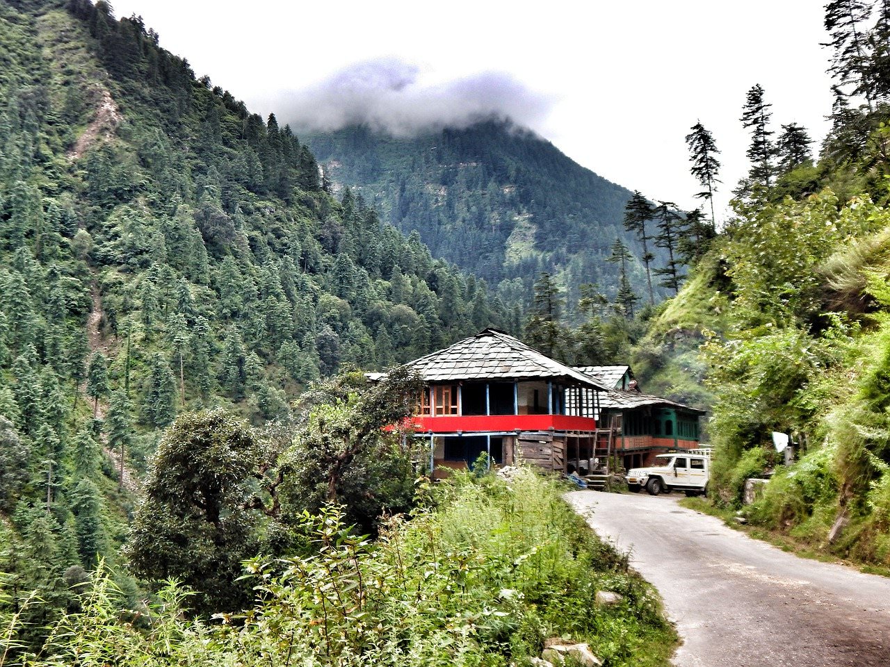 trek in tirthan valley