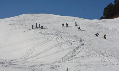 Skiing in Dayara Bugyal