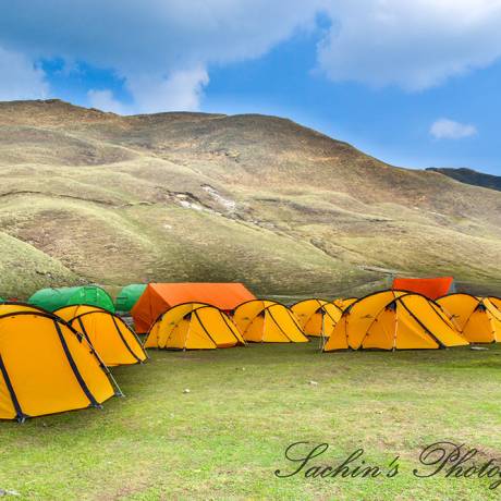 Trekkers camp at Roopkund trek